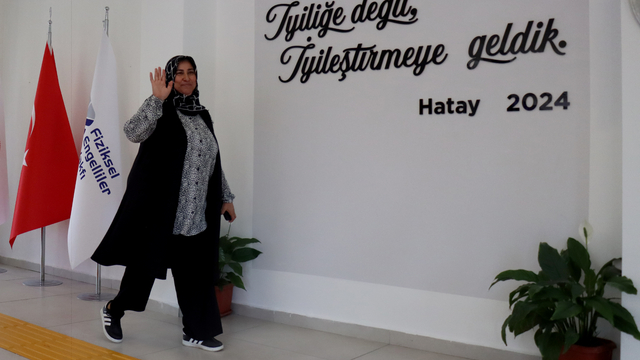 Enkaz altından çıkarılan Hataylı depremzede 3 yıl sonra protezle ayağa kalktı