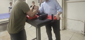 Kabakcı; öğrencilerle bilek güreşi yaptı