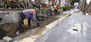 Isparta'da Atatürk Parkı altındaki kaldırım yenileniyor