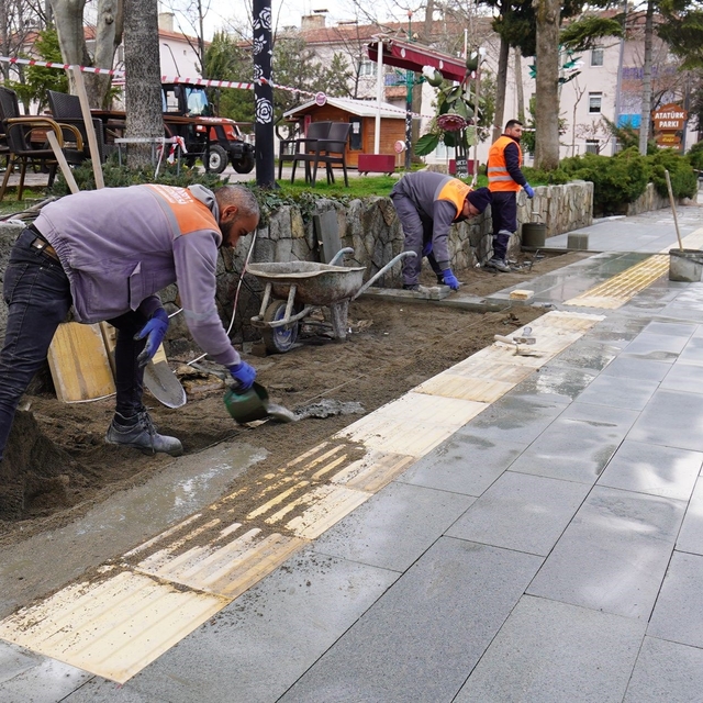 Isparta'da Atatürk Parkı altındaki kaldırım yenileniyor
