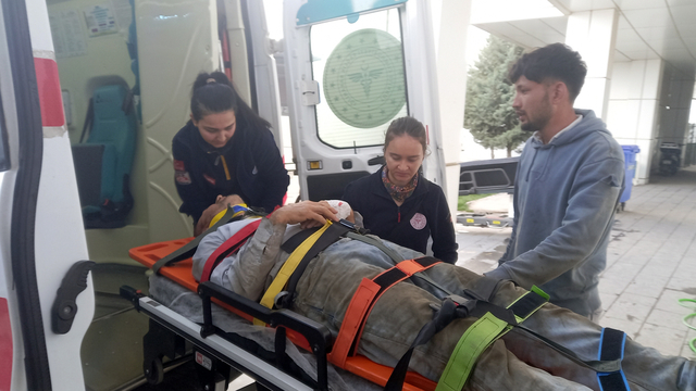 Çalıştığı inşaattan düşüp yaralandı, acil servise götürülürken oğlu başından ayrılmadı