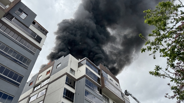 Bursa'da bir apartmanda çıkan yangına müdahale ediliyor