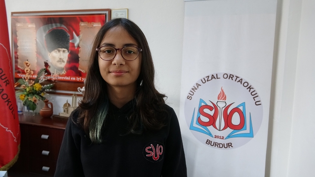 13 yaşındaki Defne Güler Amerikan Matematik Olimpiyatları'nda altın madalya kazandı
Matematikle büyüyen Defne her yarışmada ailesini gururlandırıyor