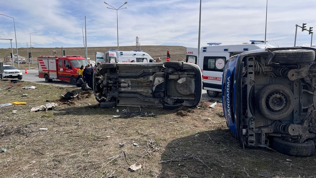 Van'da zincirleme kaza: 4'ü askeri personel 6 yaralı