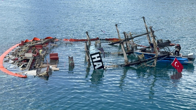 Tur teknesi sulara gömüldü, bir kişi hayatını kaybetti
Kayalıklara batarak çarpan tur teknesi için kurtarma çalışması başlatılacak
