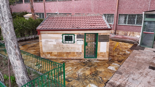 Hastane bahçesinde türbe, rivayetleriyle dikkat çekiyor