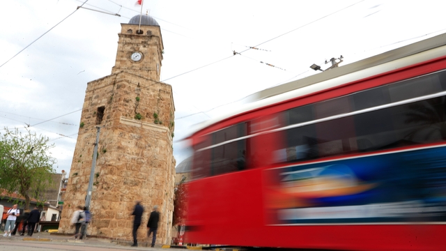 Antalya'da tarihi Saat Kulesi'nde zaman bir kez daha durdu
Çalınan orjinal saatin yerine takılan yeni saat bir türlü zamana ayak uyduramadı
Bir koleksiyonerden alınıp tamir edilerek takılan yeni saat sık sık arıza yapıyor