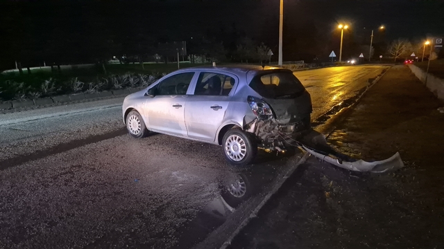 Kontrolden çıkan otomobil dönerek arkasını duvara çarptı