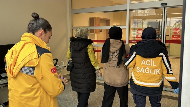 Adıyaman'da 2 öğrenciye çarpan motosikletli kaçtı