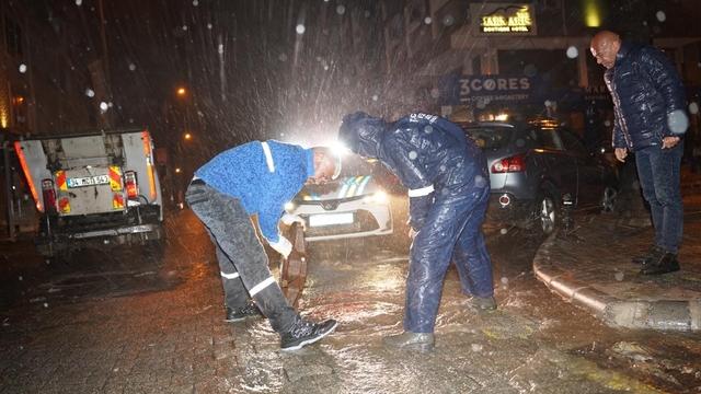 Marmaris'te belediye ekiplerinden gece boyunca 'sağanak ve fırtına' mesaisi