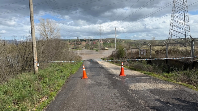 Çanakkale'de Kocabaş Çayı taştı: Köy yolu ulaşıma kapandı
