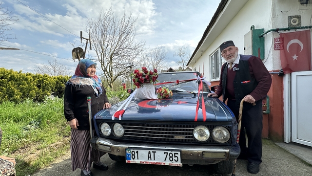 86 yaşında eşi için gelin arabası süsledi, kendi yazdığı şiirle aşkını haykırdı
Zamana meydan okuyan aşk
"Nasıl seviyorum bir bilsen"