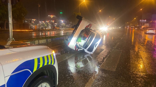 Refüje çarpıp yan yatan otomobilde bulunanların burnu bile kanamadı