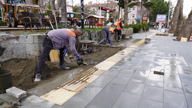 Isparta'da Atatürk Parkı altındaki kaldırım yenileniyor