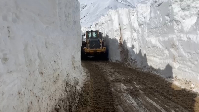 Yüksekova'da nisan ayında 6 metrelik kar tünelleri