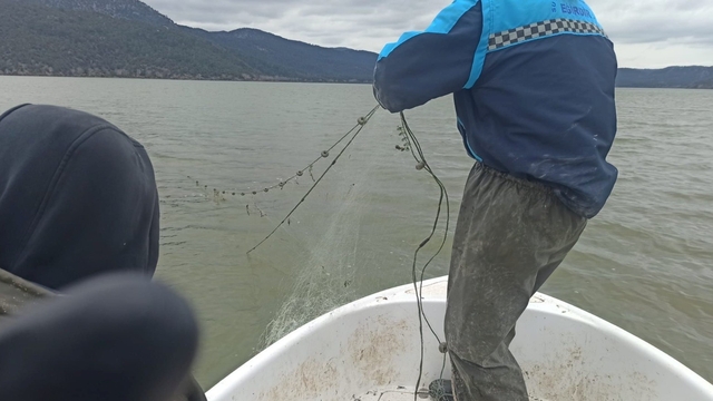 Kovada Gölü'nde kaçak avcılara ait 600 metrelik ağ ele geçirildi