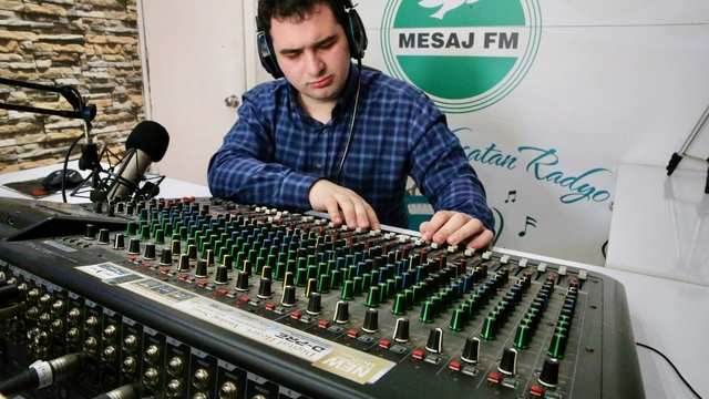 Otizmli Muhammed, çocukluk hayali radyo programıyla engelli bireylerin sesi oluyor