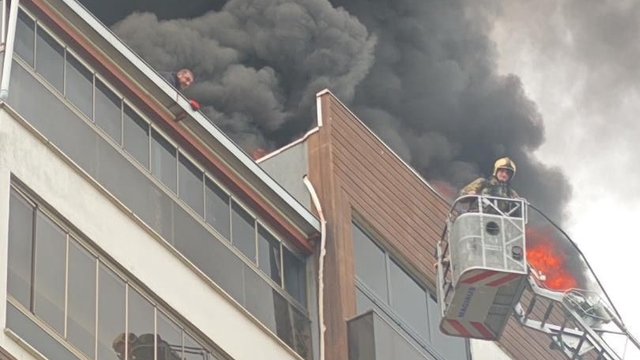 Bursa'da 8 katlı sitede can pazarı...Yangında mahsur kaldı, böyle  kurtarıldı Mahsur kalan ve dumandan etkilenen 2 çatı işçisi itfaiye ve 112  ekiplerince kurtarıldı - Bursa Haberleri