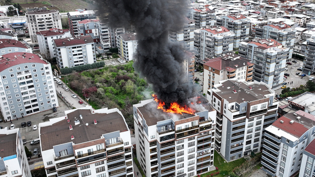 GÜNCELLEME - Bursa'da bir apartmanda çıkan yangın söndürüldü