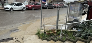 Patlayan su borusu nedeniyle her çamur içinde kaldı