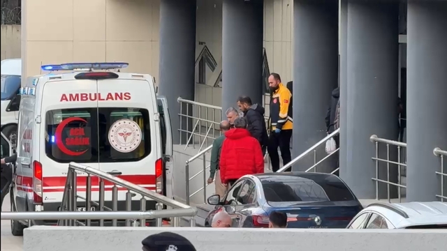 Bursa'da 57 kişinin gözaltına alındığı operasyonda kabızlık şikayeti baş gösterdi
Emniyette gözaltı süreleri devam ederken 112 ambulansıyla hastaneye götürülüp getirilen 7 kişinin strese bağlı kabızlık sorunu yaşadıkları öğrenildi