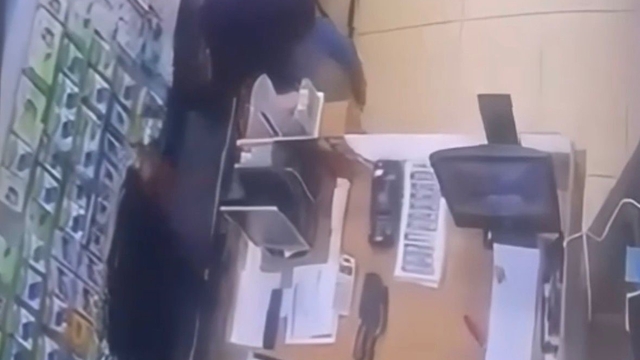 Gaziantep'te 1 kişinin ayaklarından vurulduğu silahlı saldırı kamerada
Gaziantep'te alacak verecek kavgası: 1 yaralı