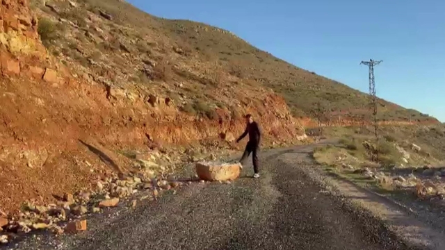 Batman'da yolu kapatan kayaları beden eğitimi öğretmeni temizledi
