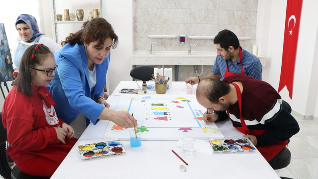 Erzurum'da özel bireyler gökyüzüne bıraktıkları mavi balonlarla otizme dikkati çekti