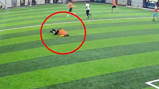 Halı sahada fenalaşan kişinin yaşamını yitirdiği olayın görüntüleri ortaya çıktı