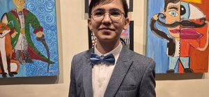 12 yaşındaki Egemen'in resim sergisi Ortaokul öğrencisi Egemen Eren, 6 yıllık resim eğitimi serüvenini "Fikirlerin Okyanusu" adlı kişisel resim sergisiyle taçlandırdı Küçük ressam Egemen Eren: "İnsanların kendilerinden bir şey bulmasını hedefledim"