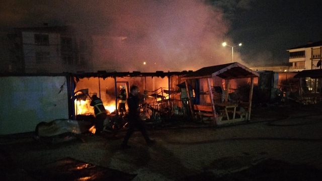 İşçilerin kaldığı konteynerler alev aldı