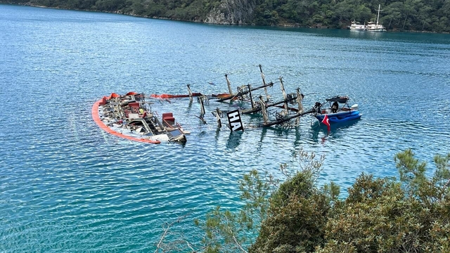 Batan teknenin çıkarılması için çalışma başlatıldı; yağ ve yakıt sızıntısına karşı bariyerli önlem