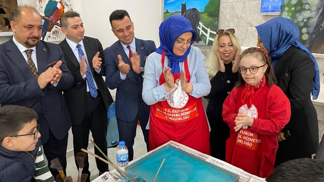 Erzurum'da otizm farkındalığı için mavi balonlar gökyüzüne bırakıldı