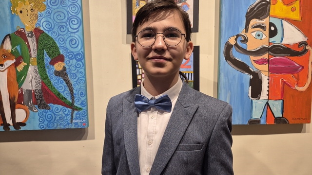 12 yaşındaki Egemen'in resim sergisi
Ortaokul öğrencisi Egemen Eren, 6 yıllık resim eğitimi serüvenini "Fikirlerin Okyanusu" adlı kişisel resim sergisiyle taçlandırdı
Küçük ressam Egemen Eren:
"İnsanların kendilerinden bir şey bulmasını hedefledim"