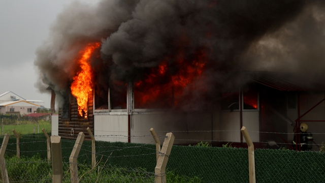 Adana'da yıkım gerginliği: Evini yaktı, gözaltına alındı
Adana'da kaçak yapıların yıkımı sürüyor