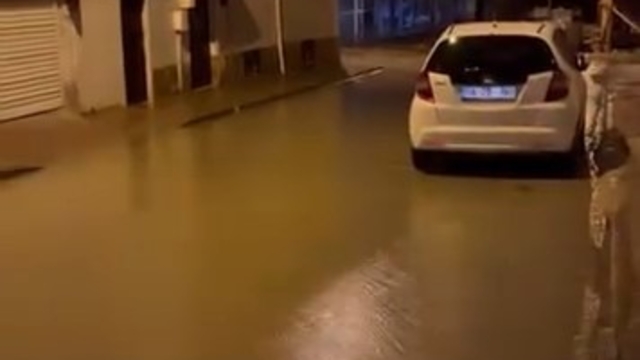 Yağmur suyu ile kaplanan sokaklar vatandaşa zorluk yaşattı