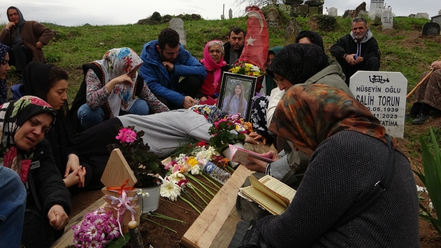 Taciz mağduru Tuana'nın acısı dinmiyor
Anne Nuray Torun'un kızının mezarı başında yaktığı ağıtlar yürekleri dağladı