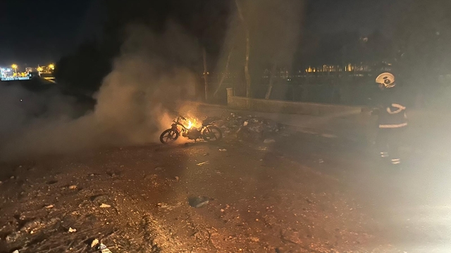 Mardin'de park halindeki motosiklette çıkan yangın söndürüldü