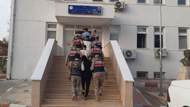 Şanlıurfa'da göçmen kaçakçılığı operasyonunda 18 şüpheli yakalandı