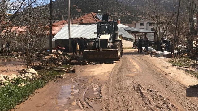 Antalya'nın Elmalı ilçesinde sağanak tarım arazilerine zarar verdi