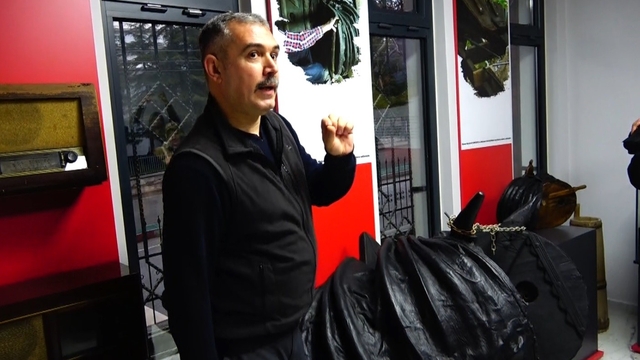 Kütahyalı öğretmenler Ahmet Uluçay müzesinde deri işleme sanatı hakkında bilgilendi
Tavşanlı'nın kültürel simgelerinden Ahmet Uluçay Müzesi'ni ve deri işlemeleri standını ziyaret ettiler
Yöresel motiflerle işlenmiş özgün tasarımları ve el işçiliği ürünleri inceleyen katılımcılar, geleneksel sanatın yaşatılmasına yönelik çalışmalara hayran kaldı