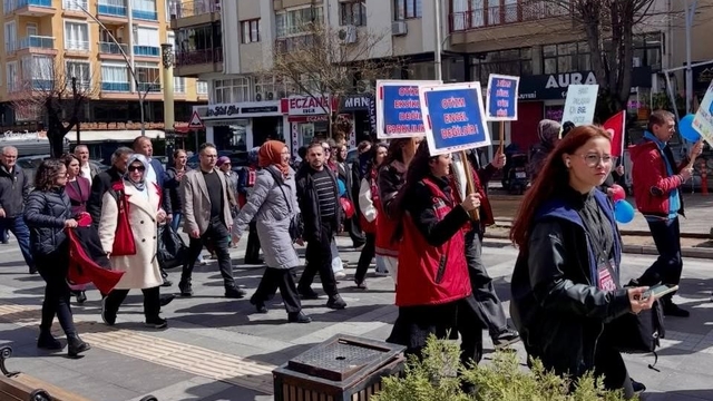Burdur'da otizm için farkındalık yürüyüşü düzenlendi