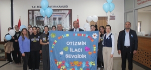 Selçuk'ta, lise öğrencileri ve öğretmenlerinden otizm farkındalık etkinliği