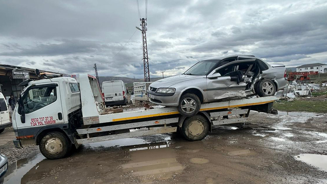 Gemerek'te trafik kazasında 2 kişi yaralandı