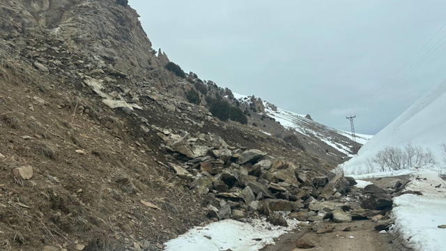 Başkale'de mahalle yolunda heyelan oluştu