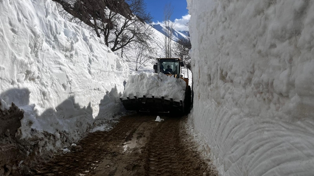 Hakkari'de karla mücadele sürüyor