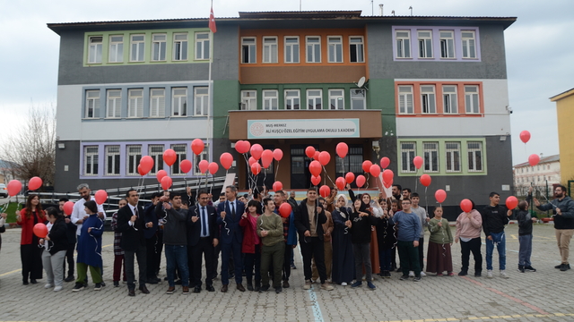 Muş'ta fidanlar toprakla buluşturuldu, gökyüzüne balonlar bırakıldı