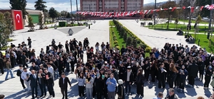 Öğrenciler, İstiklal Meydanı'nda kitap okudu