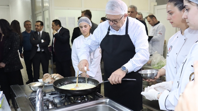 Amasya Üniversitesi Rektörü Turabi öğrencilerle birlikte yemek yaptı