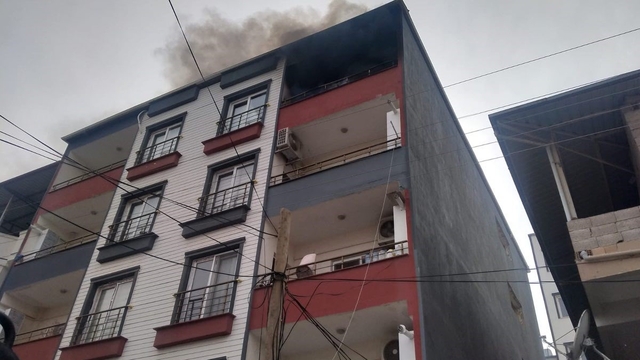 Kırıkhan'da apartman dairesi alevlere teslim oldu